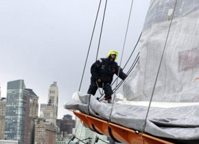A envoyer la grand voile pour un peu plus de 4 jours ! (© Gilles Martin-Raget) A-envoyer-la-grand-voile-pour-un-peu-plus-de-4-jours-