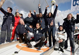 Gilles-Ollier-en-rouge-etait-venu-saluer-le-brillant-2nd-du-Vendee-Globe