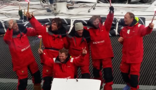 L'Equipe d'IDEC Sport fêtant sa victoire à Brest L equipe d idec sport victorieuse