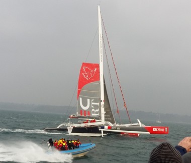 Idec Sport queques minutes après son passage de la ligne d'arrivée du Trophée Jules Verne arrivee idec sport