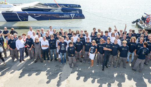 Les équipes de Multiplast devant Gitana photo de groupe