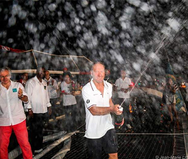 Arrivée de d'IDEC de Francis JOYON à Pointe à Pitre Vainqueur de la route du Rhum 2018 dans la classe Ultime francis joyon vainqueur route du rhum 2018 ultime