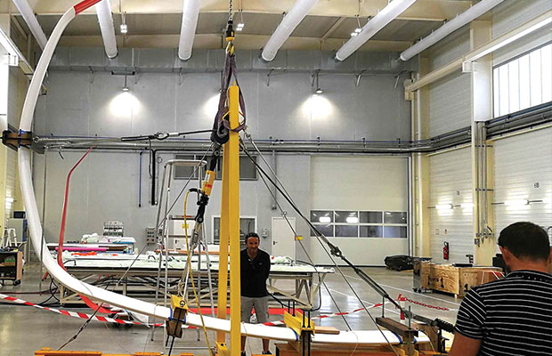 Test de flexion de foil Imoca sur le banc Multitech. Photo Multiplast. test de flexion de foil imoca