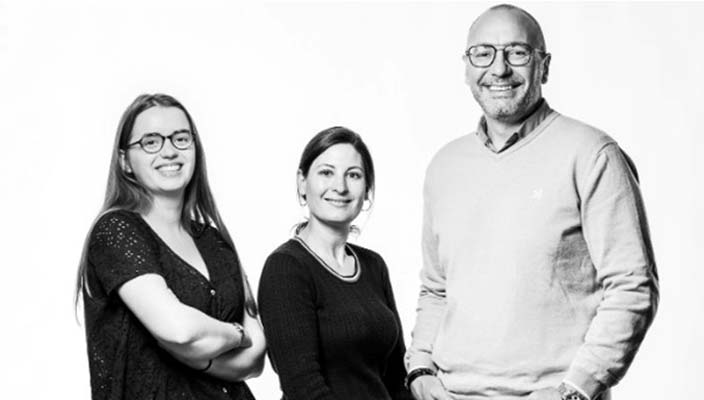 Myriam Akalay entre Anaïs Gain et Grégory Bertho, membres de l'équipe Qualité (© Jean-Marie Liot)  Myriam Akalay entre Anaïs Gain et Grégory Bertho, membres de l'équipe Qualité (© Jean-Marie Liot)